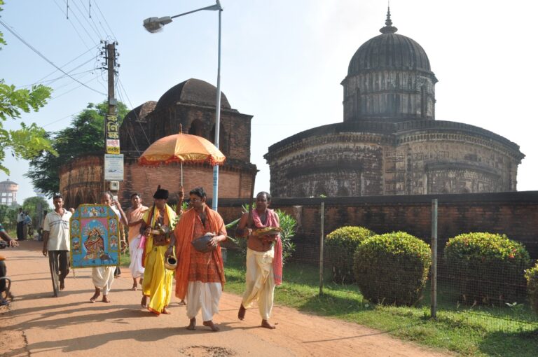 বিষ্ণুপুরের মৃন্ময়ী মন্দিরে হাজার বছরের প্রাচীন দুর্গাপূজা
